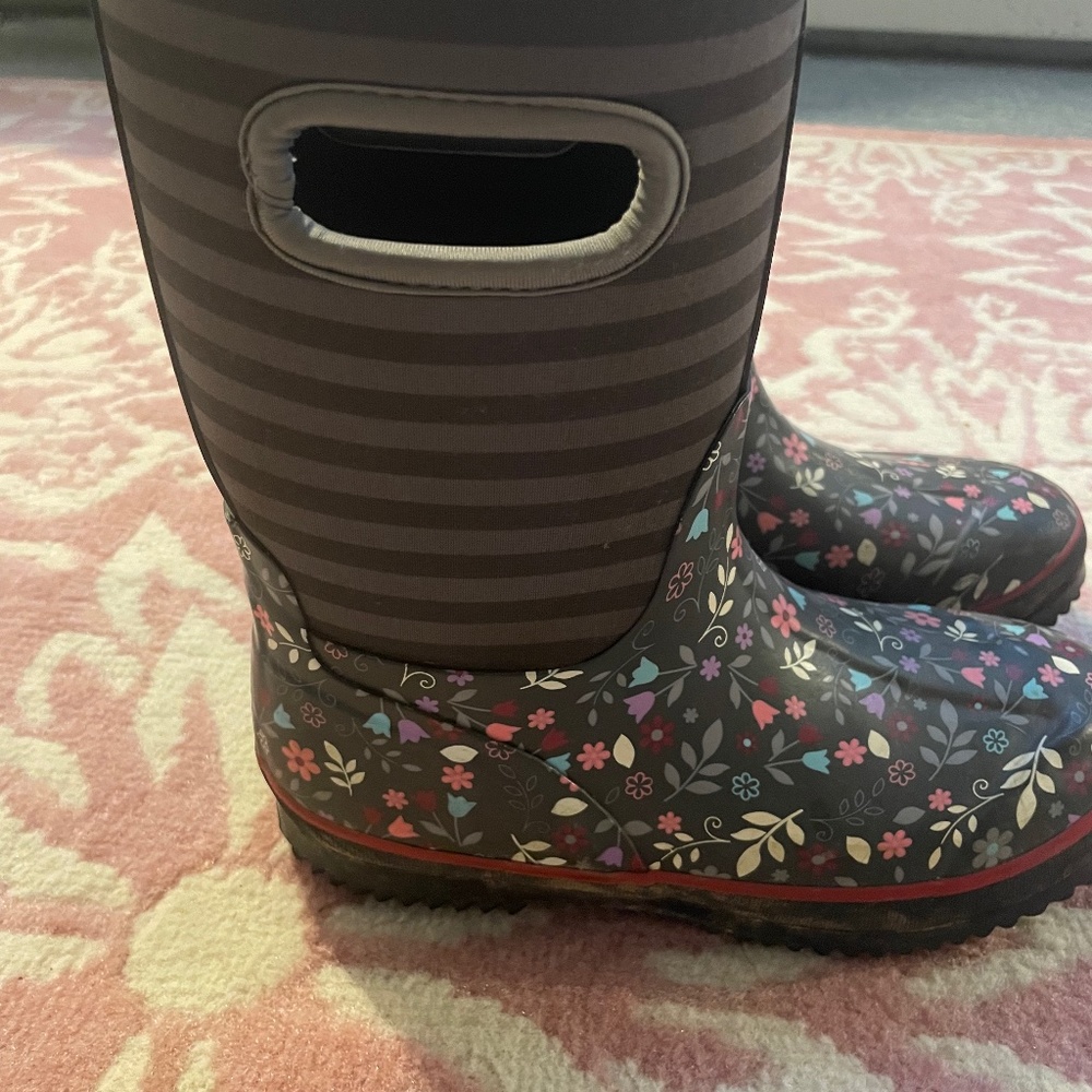 Bog style girls winter boots size 4